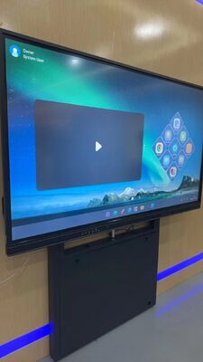 ایستاده ای با ارتفاع قابل تنظیم با ظرفیت حمل 100 کیلوگرم و چرخ های ترمز 360 درجه برای تلویزیون های 55-86 اینچی