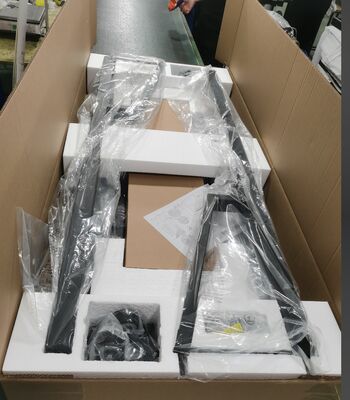 پایه تلویزیون متحرک با قابلیت تنظیم ارتفاع برای نمایشگرهای ۶۵ تا ۱۰۰ اینچ